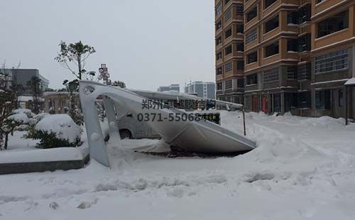 因積雪導(dǎo)致破壞的膜結(jié)構(gòu)車(chē)棚